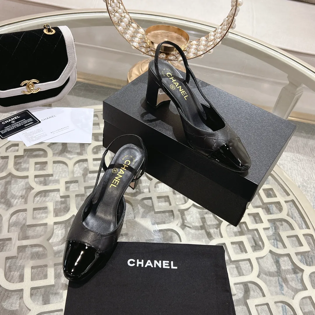 👟👟Ex-factory price 540👟👟 CHANEL Xiangjia 24vs spring and summer new fashion sandals series... Chanel is a very comprehensive noble fashion lifestyle brand. The same models are sold by major fashion bloggers and celebrities in Hong Kong, the United States, and other countries. They are simply beautiful. I fall in love with elegance and the playful sense of the future. I want to own them right away just by looking at them. But you can really think about a pair of exquisite high heels. This series is specially designed for extraordinary and indifferent ladies to create a unique overall effect. CHANEL designs products that inspire women to move forward and highlight their charm... 1️⃣Material: Original customized patent leather + imported sheepskin 2️⃣Inner lining: Original customized imported sheepskin 3️⃣Feet: Original customized imported sheepskin 4️⃣Outsole: Genuine leather sole imported from Italy 5️⃣Heel height: 2.5cm/6.5cm/9cm 6️⃣Number: 34-43 (34.40.41.42.43 customization is not returnable) 7️⃣Packaging: The latest and exquisite full set of packaging at the counter